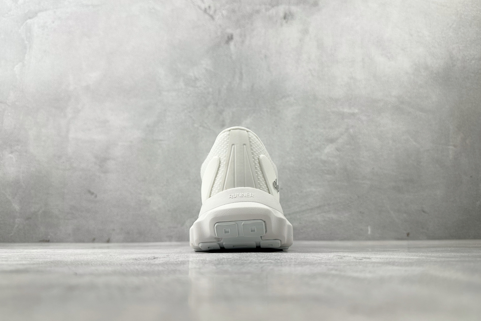 OT纯原 alo yoga Alo Runner 白色货号：A0590U-White/White尺码：3