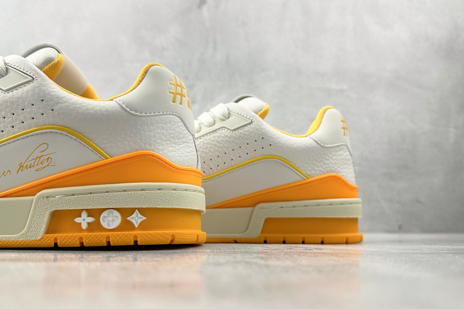 330 LOUIS VUITTON Trainer 黄白 1ACI1J