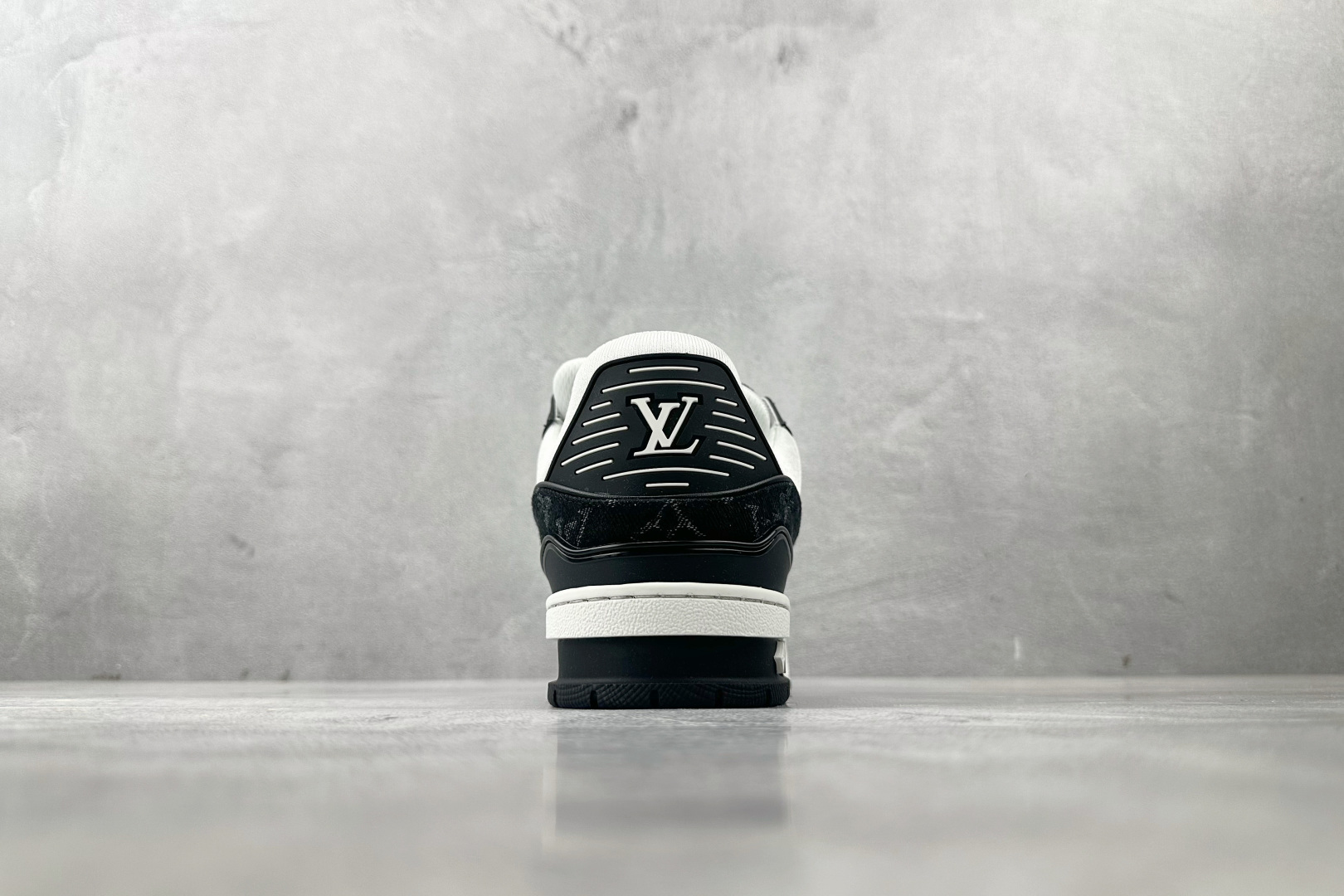 330 LOUIS VUITTON Trainer 黑白 1AC2A5