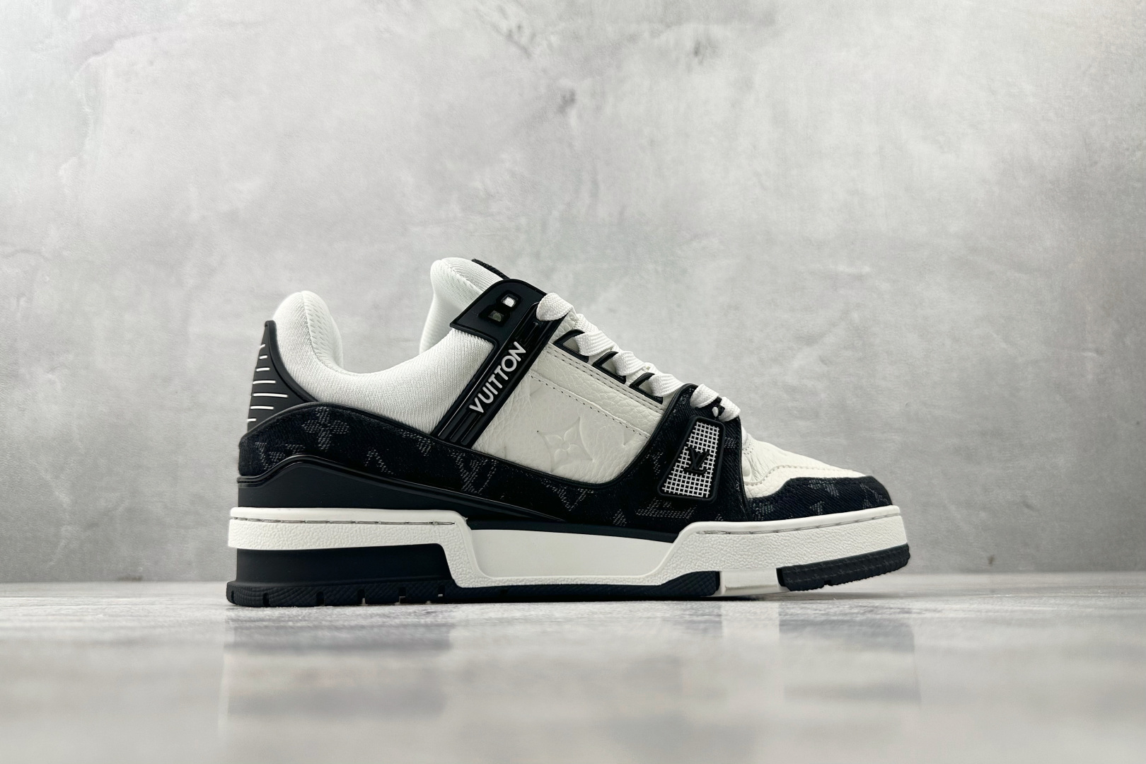 330 LOUIS VUITTON Trainer 黑白 1AC2A5