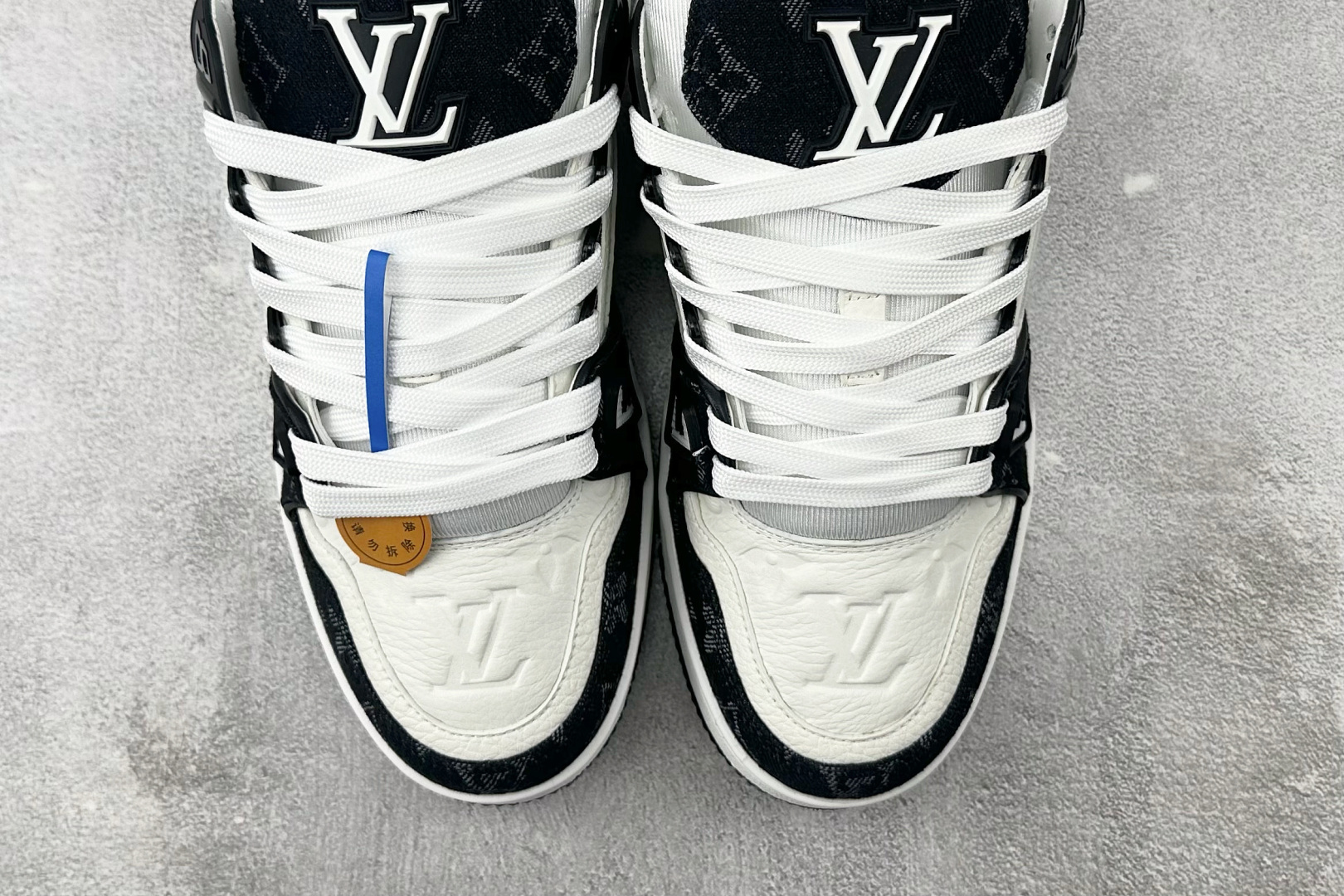330 LOUIS VUITTON Trainer 黑白 1AC2A5