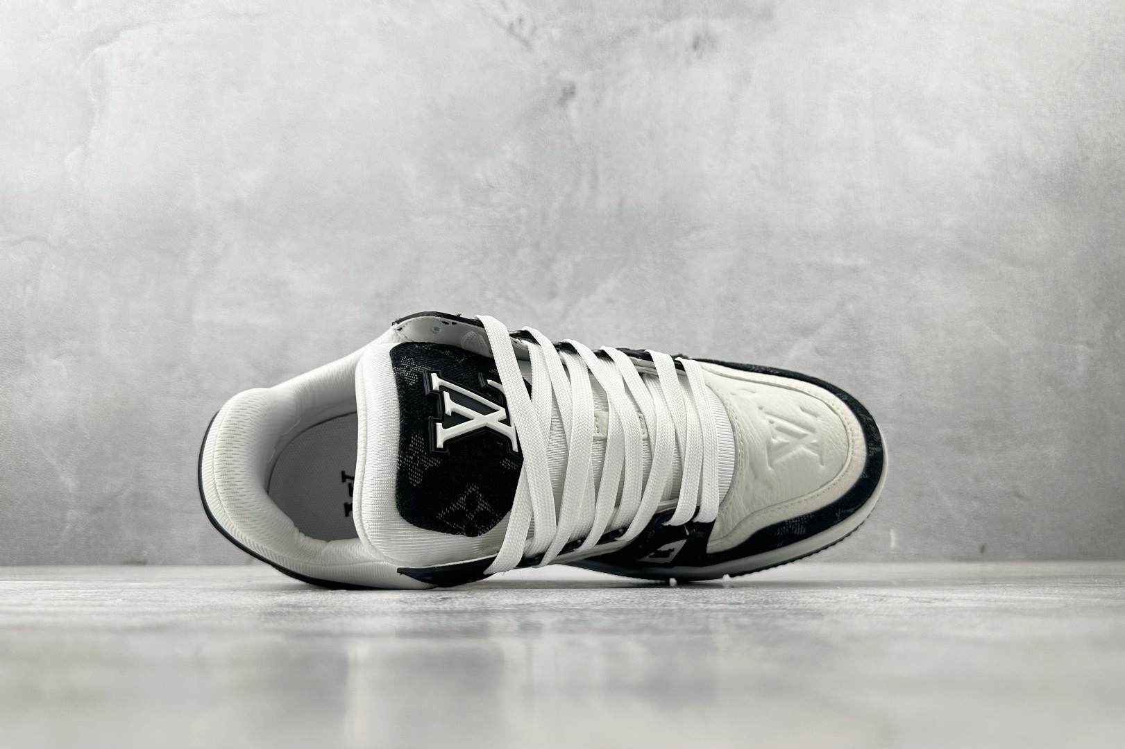 330 LOUIS VUITTON Trainer 黑白 1AC2A5