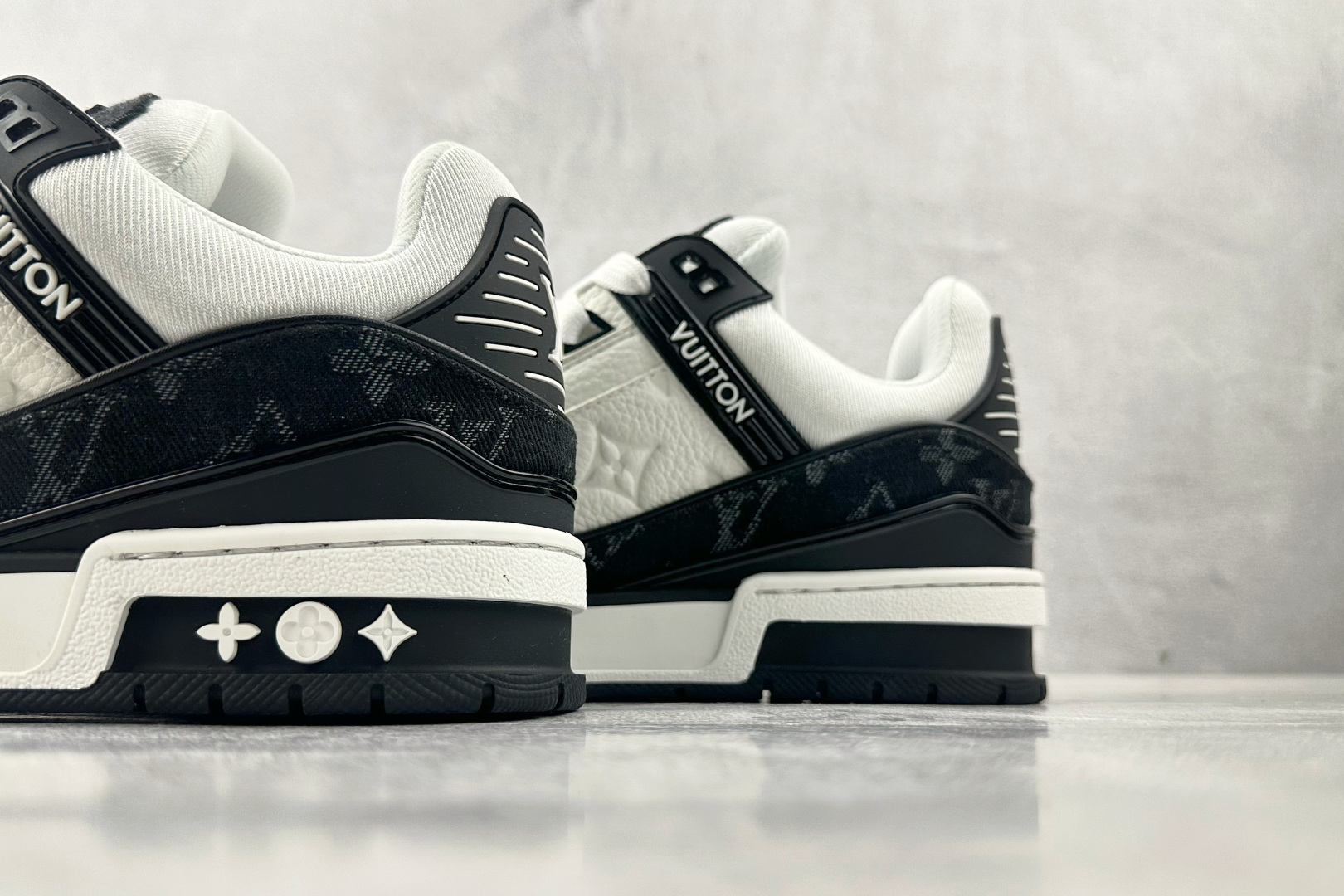 330 LOUIS VUITTON Trainer 黑白 1AC2A5