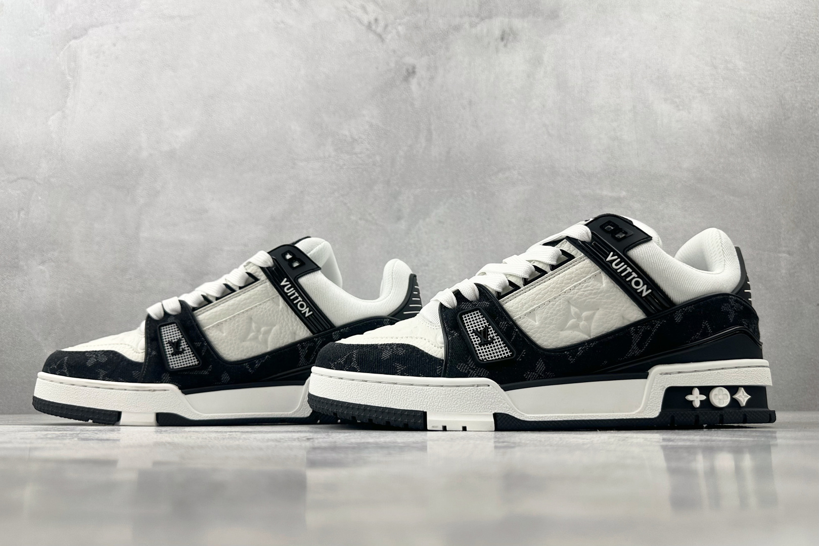 330 LOUIS VUITTON Trainer 黑白 1AC2A5