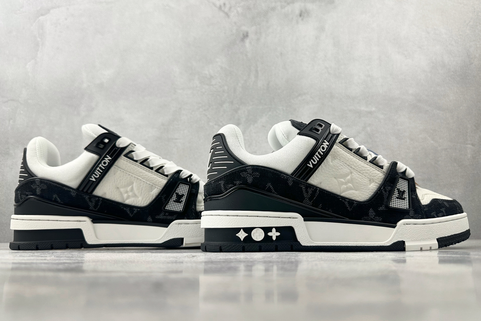 330 LOUIS VUITTON Trainer 黑白 1AC2A5