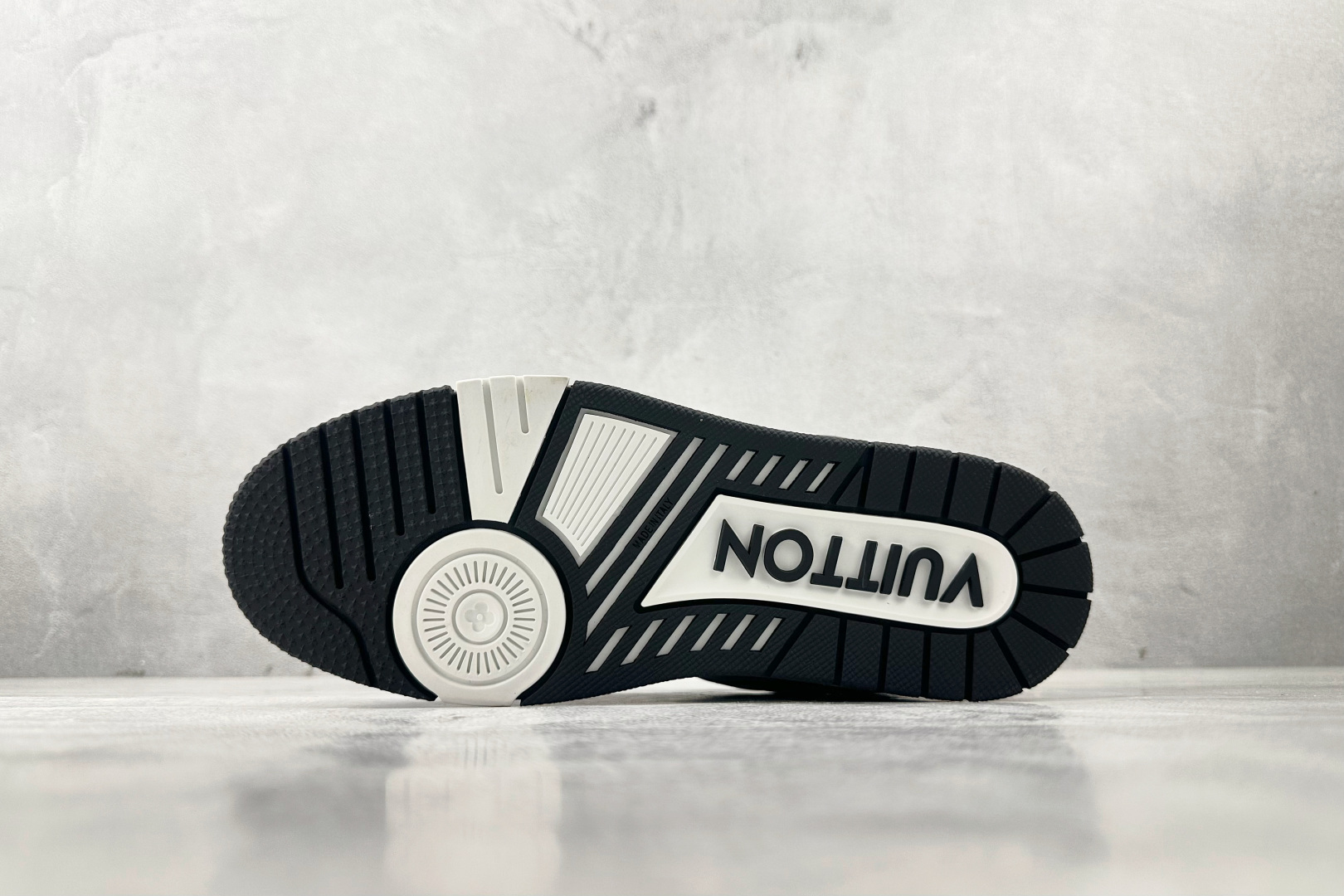 330 LOUIS VUITTON Trainer 黑白 1AC2A5