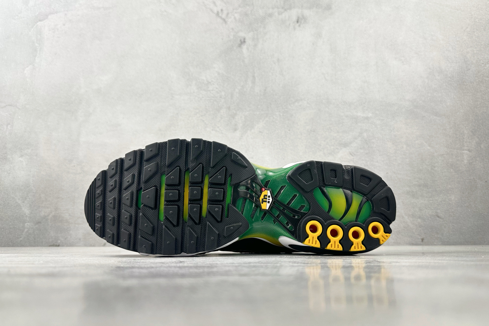 Max Nike Air Max Plus 黄黑色货号：IB7671-700尺码：36 36.5 37.