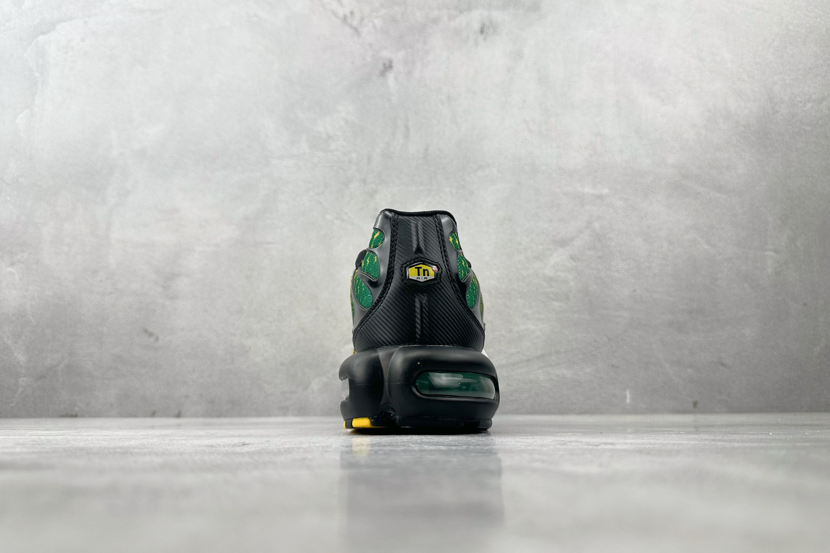 Max Nike Air Max Plus 黄黑色货号：IB7671-700尺码：36 36.5 37.