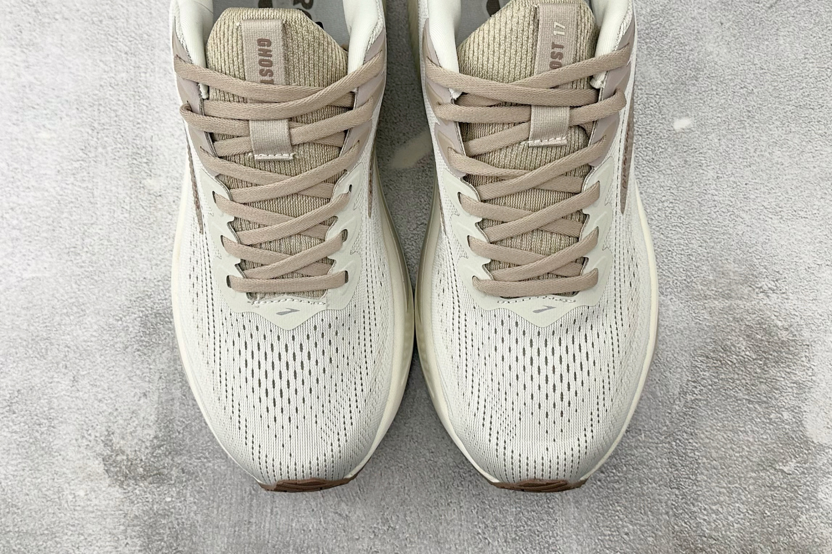 210 Brooks布鲁克斯 Gho 17 灰色 120431-092