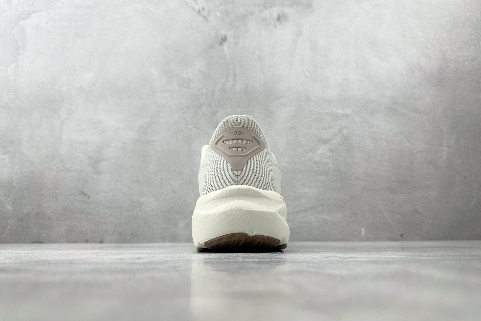 210 Brooks布鲁克斯 Gho 17 灰色 120431-092