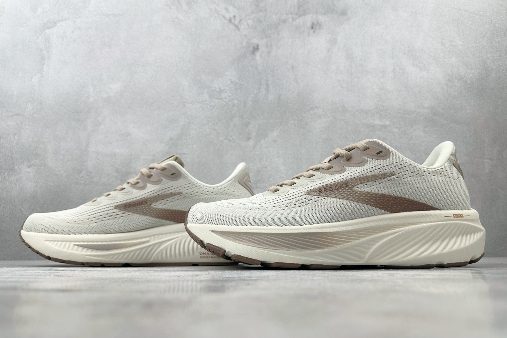 210 Brooks布鲁克斯 Gho 17 灰色 120431-092