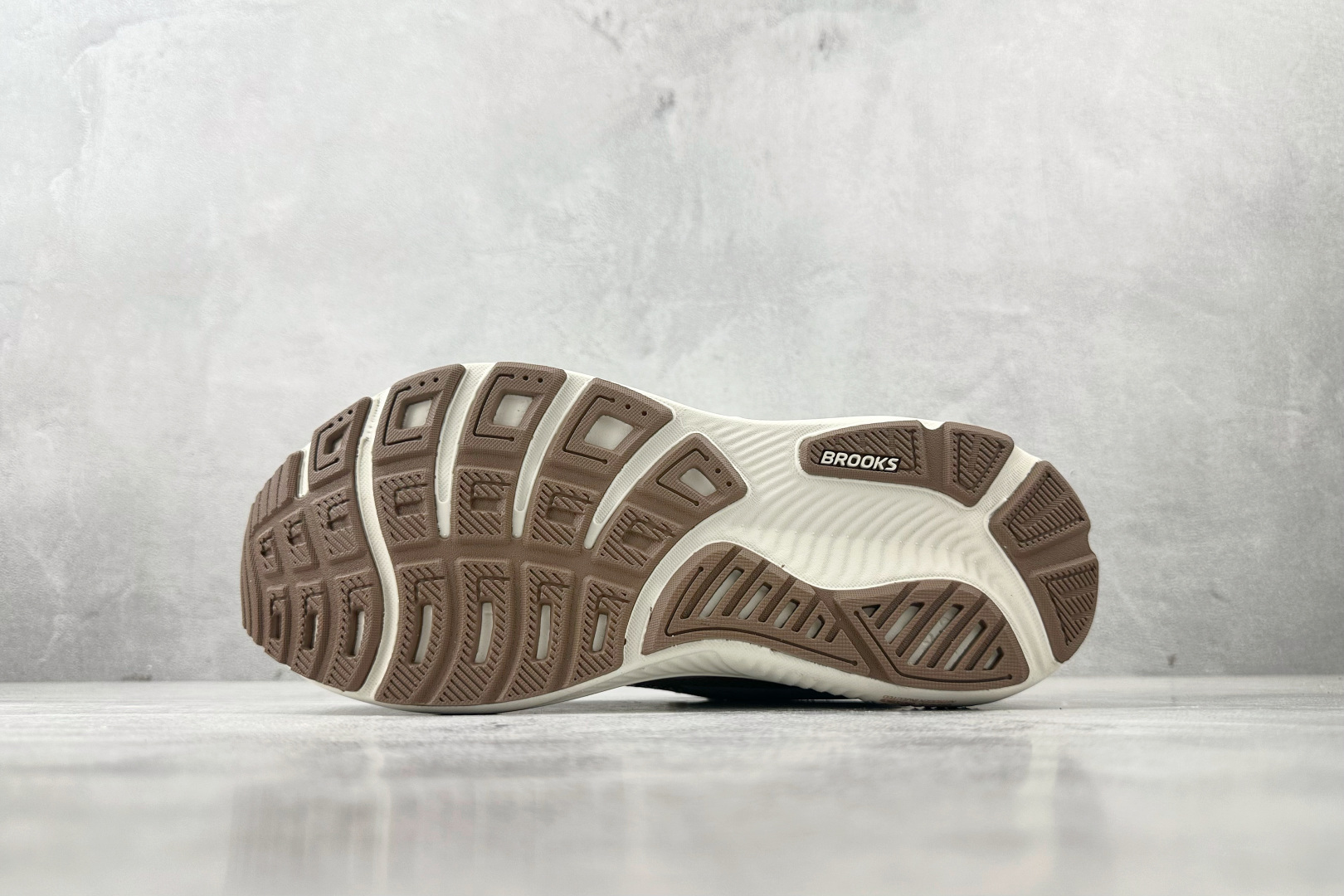 210 Brooks布鲁克斯 Gho 17 灰色 120431-092