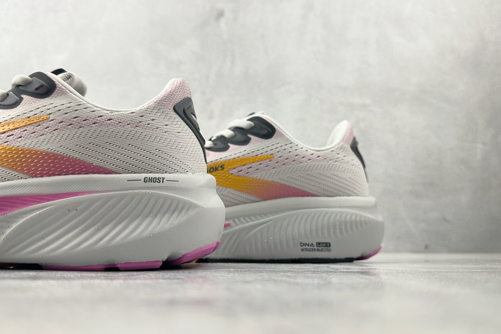 210 Brooks布鲁克斯 Gho 17 灰粉 120431-070