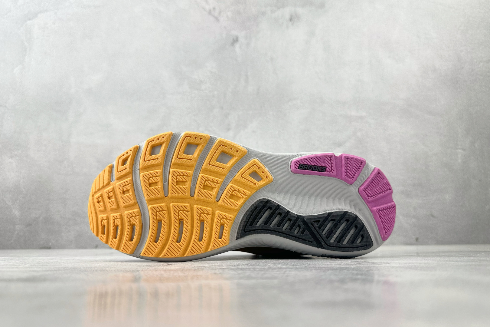 210 Brooks布鲁克斯 Gho 17 灰粉 120431-070