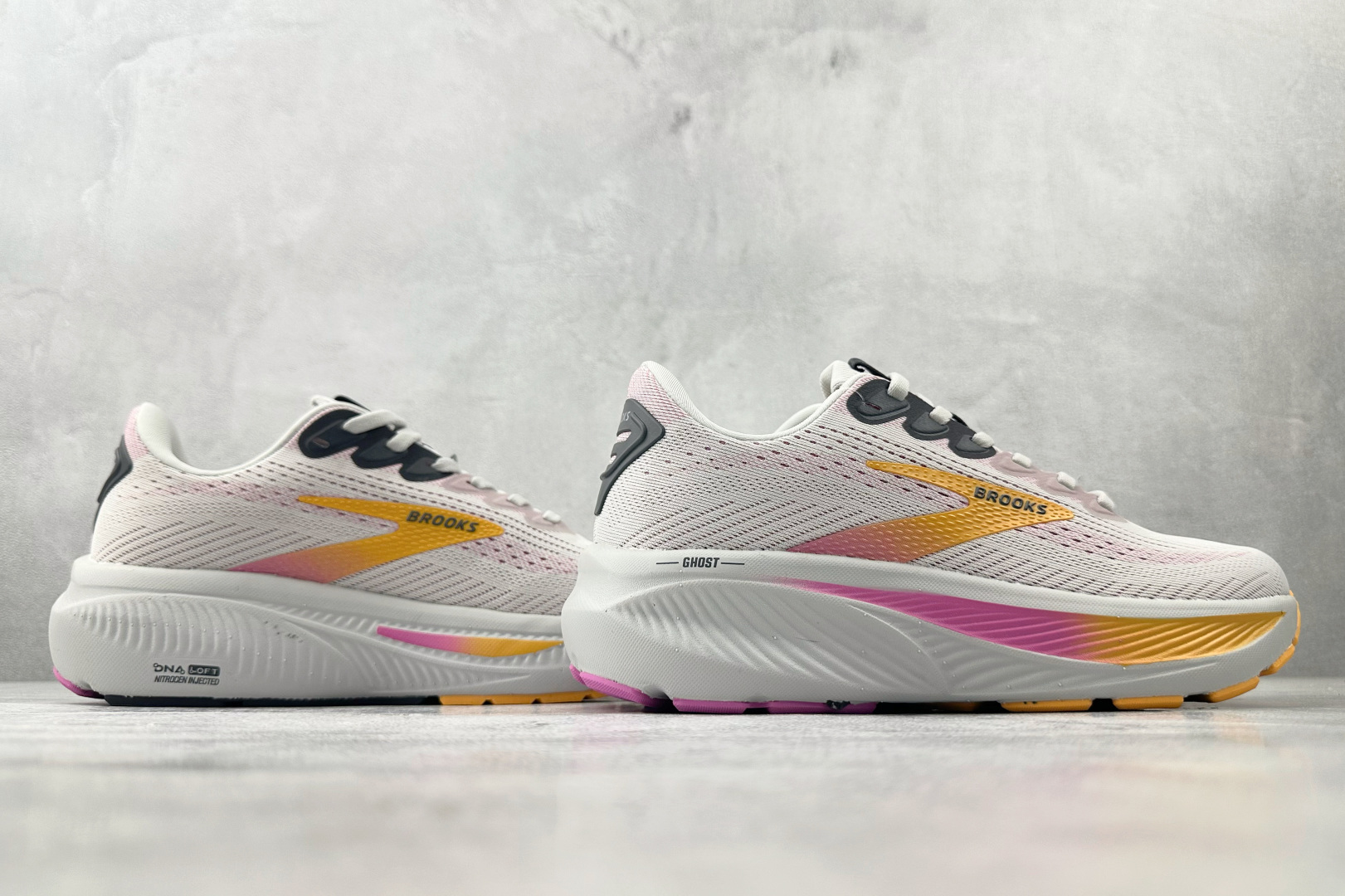 210 Brooks布鲁克斯 Gho 17 灰粉 120431-070