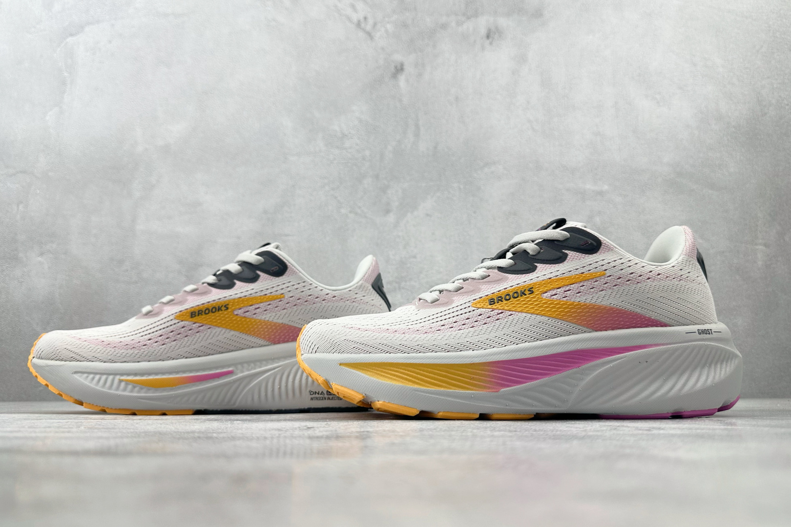 210 Brooks布鲁克斯 Gho 17 灰粉 120431-070