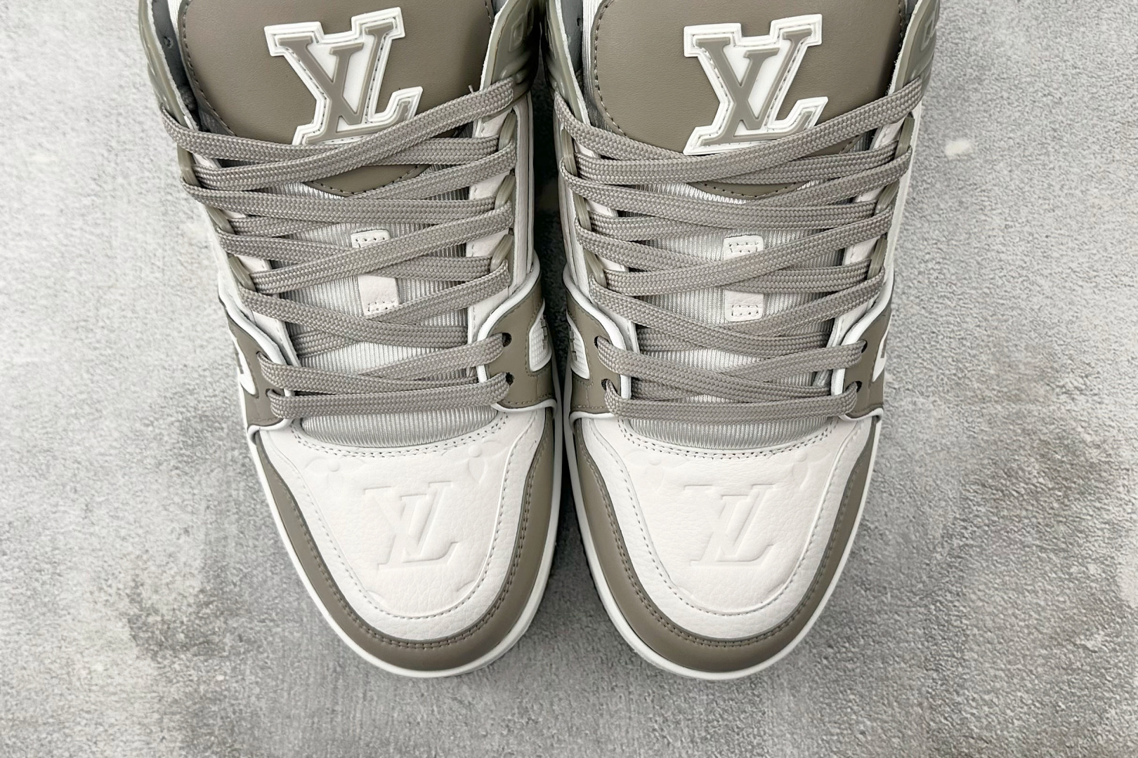 330 LOUIS VUITTON Trainer 灰白 1A8KB8