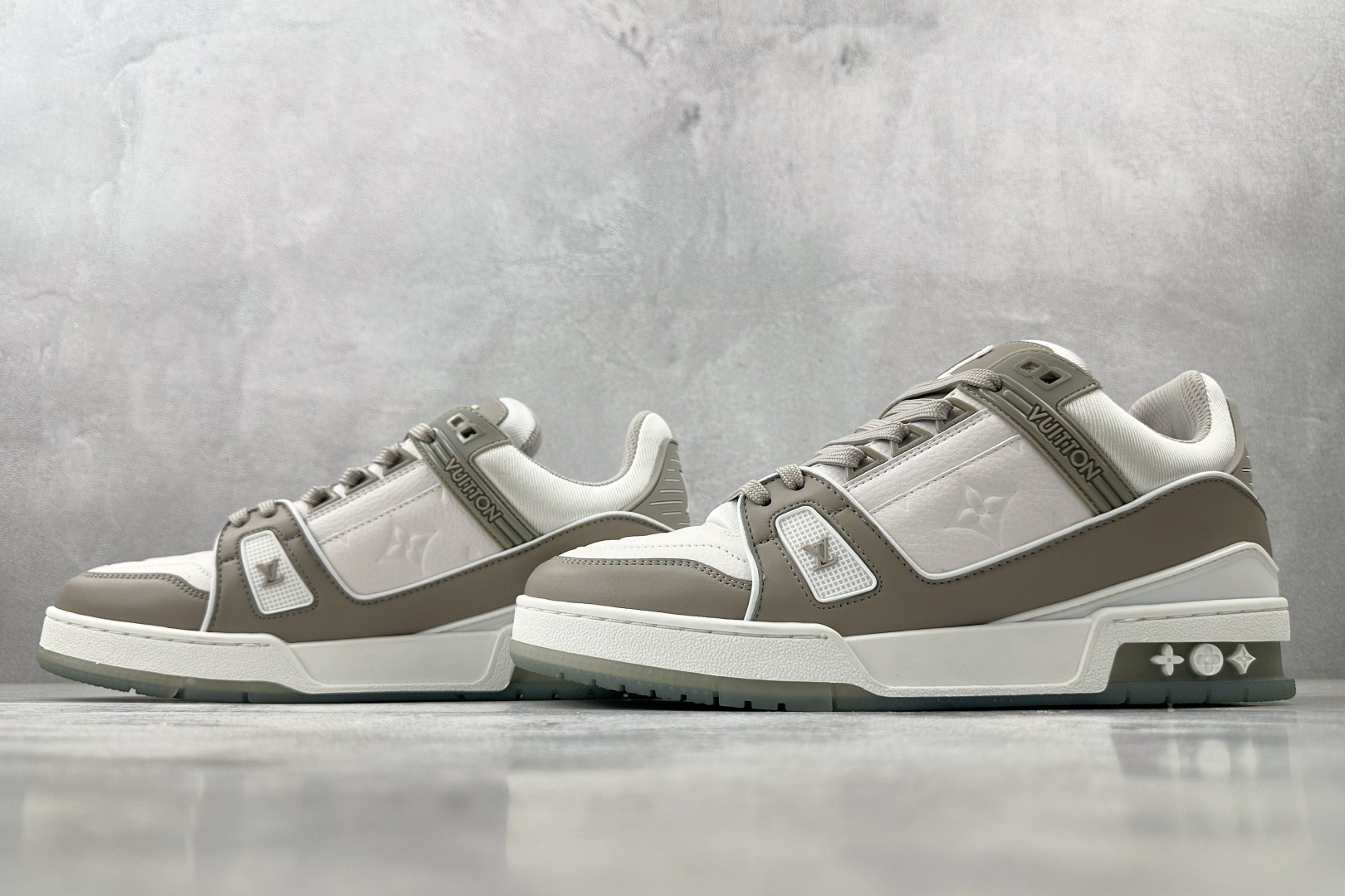 330 LOUIS VUITTON Trainer 灰白 1A8KB8