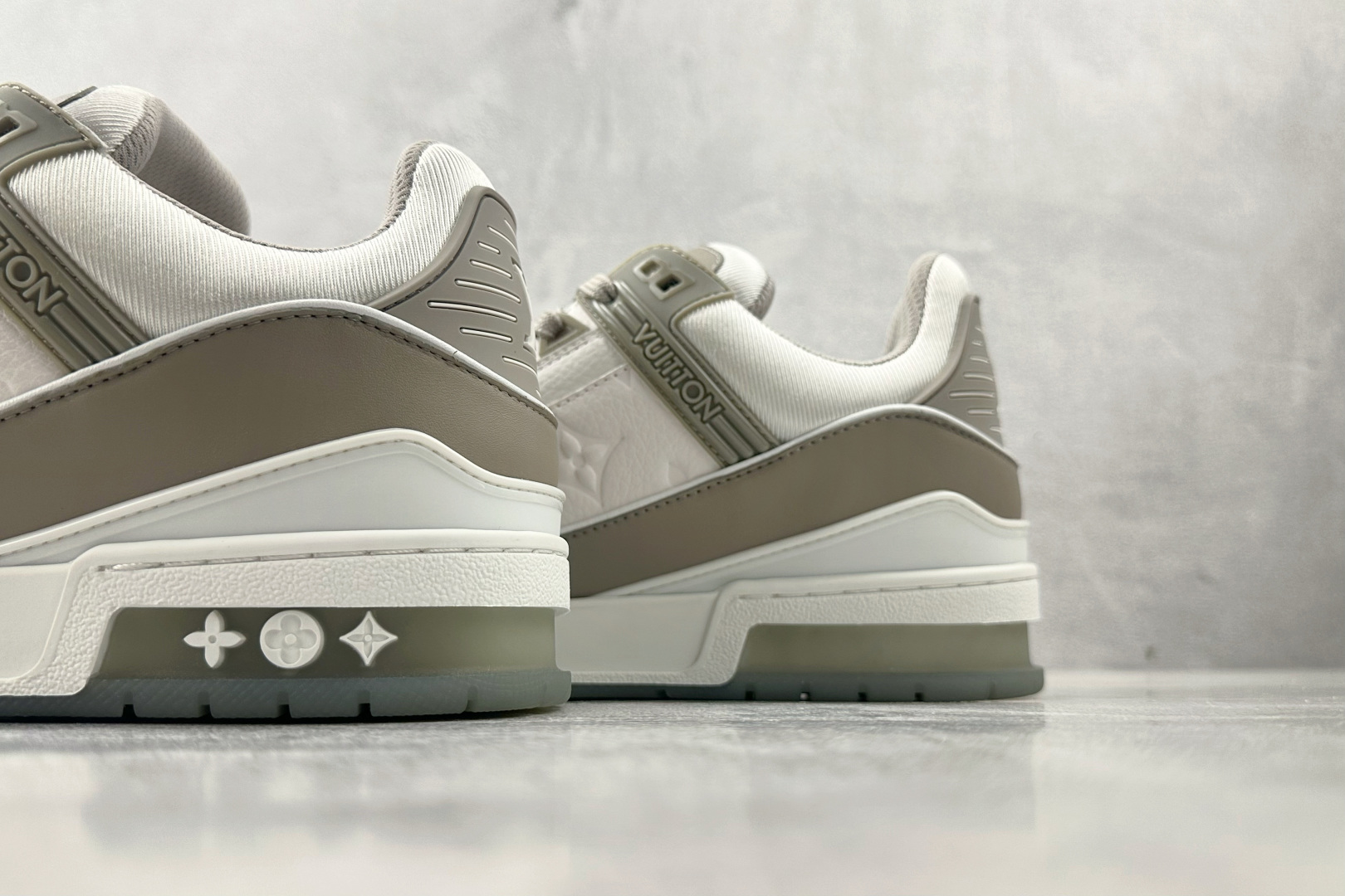 330 LOUIS VUITTON Trainer 灰白 1A8KB8