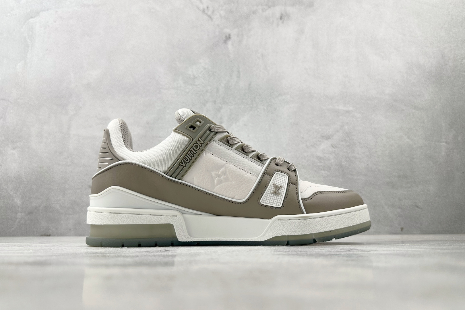 330 LOUIS VUITTON Trainer 灰白 1A8KB8