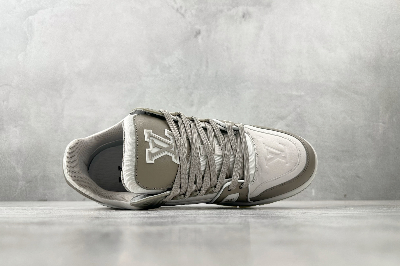 330 LOUIS VUITTON Trainer 灰白 1A8KB8
