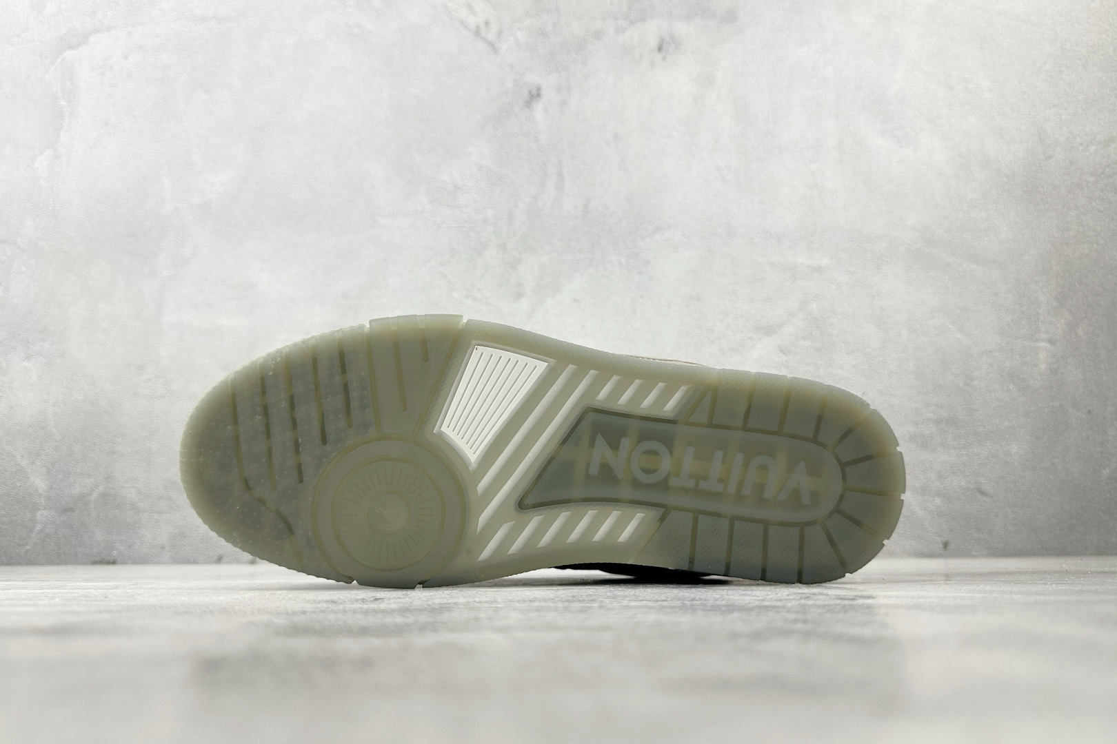 330 LOUIS VUITTON Trainer 灰白 1A8KB8