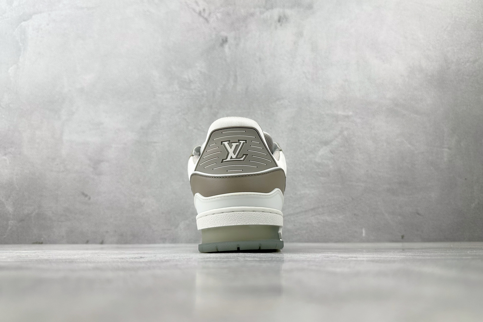 330 LOUIS VUITTON Trainer 灰白 1A8KB8
