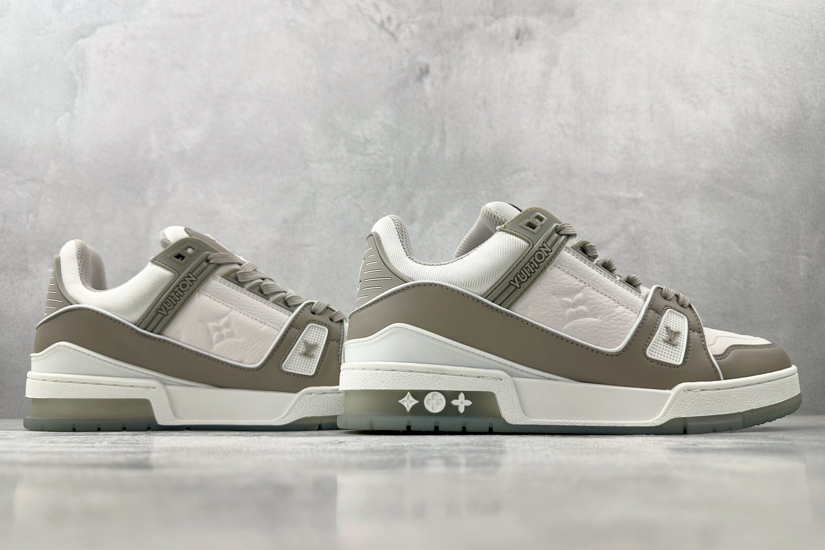 330 LOUIS VUITTON Trainer 灰白 1A8KB8