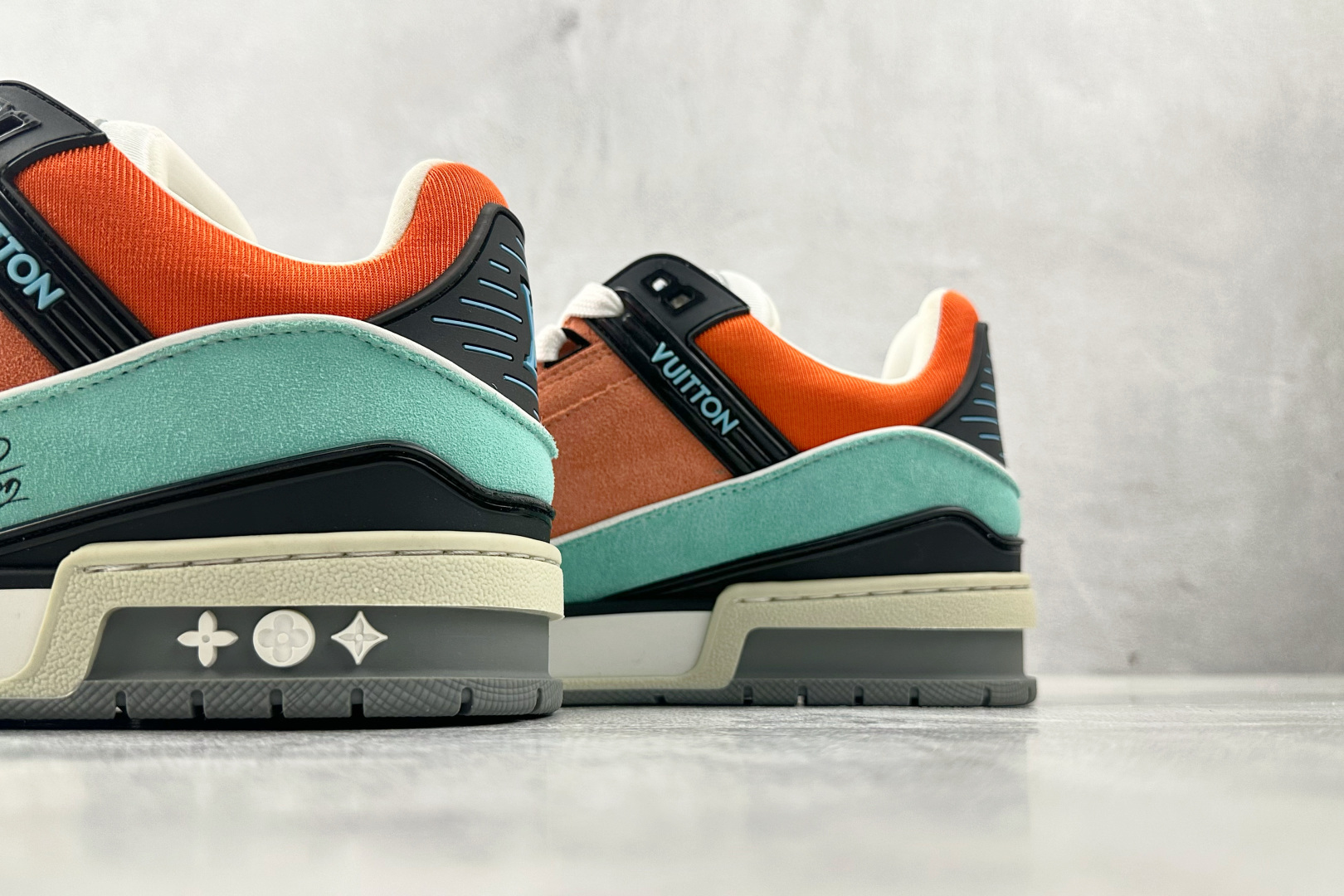 330 LOUIS VUITTON Trainer 粉绿黑 1ACEFV