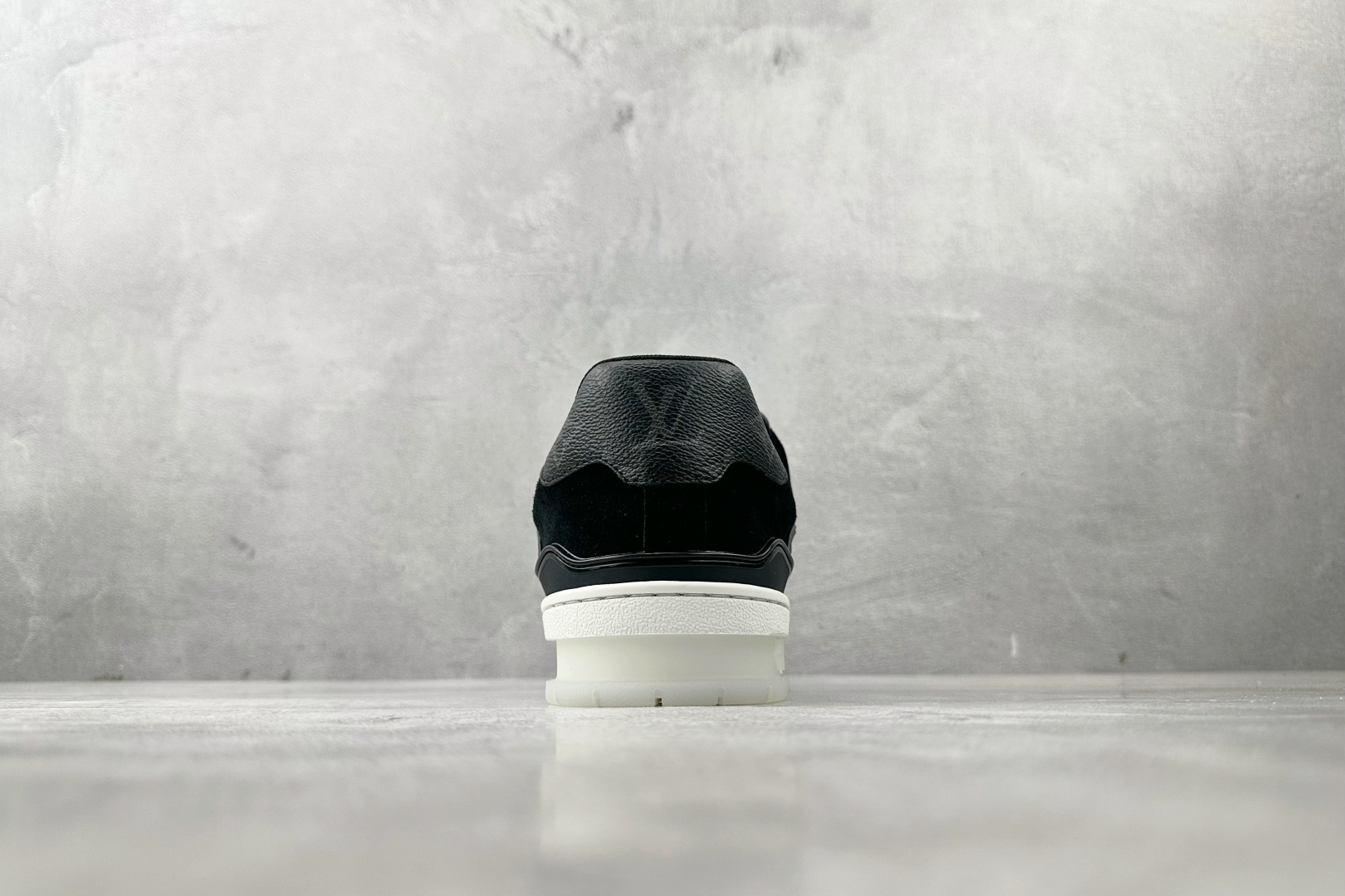 330 LOUIS VUITTON Trainer 黑色 1A8PU8