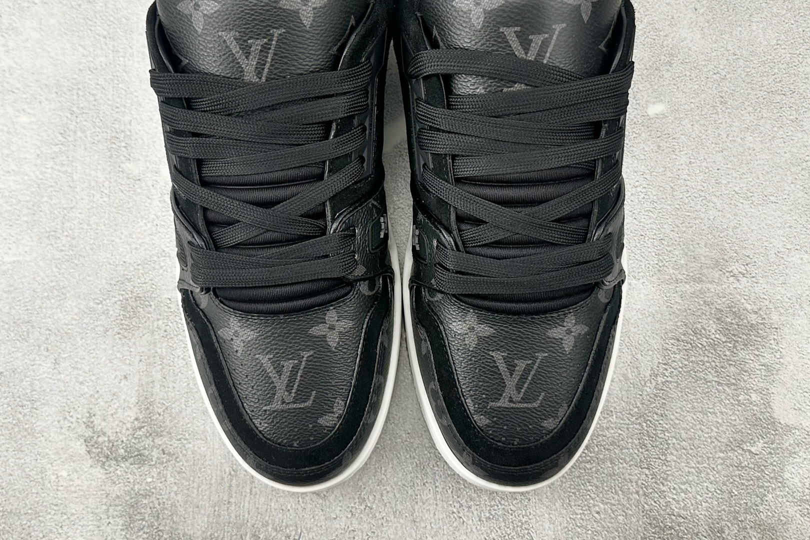 330 LOUIS VUITTON Trainer 黑色 1A8PU8