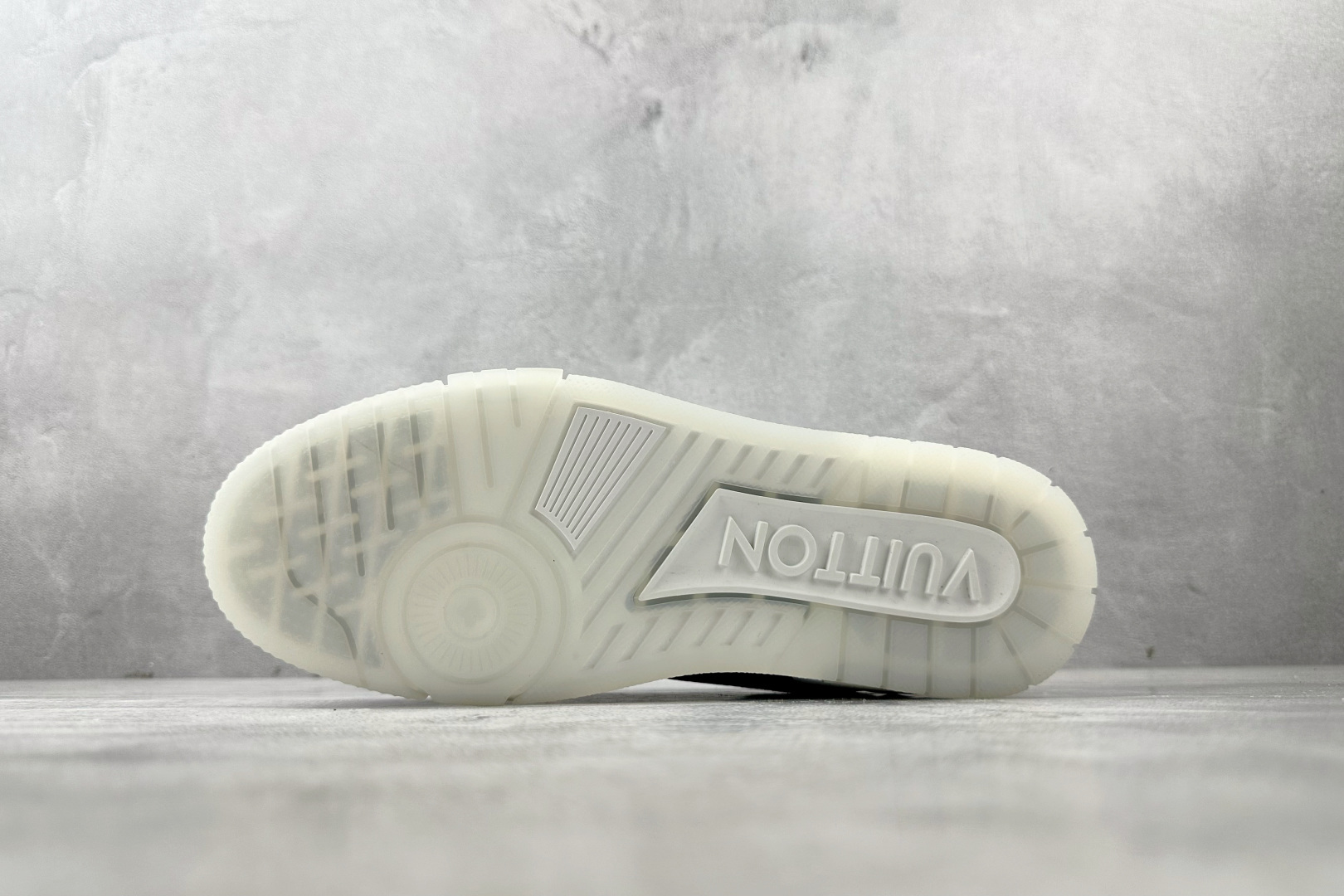 330 LOUIS VUITTON Trainer 黑色 1A8PU8