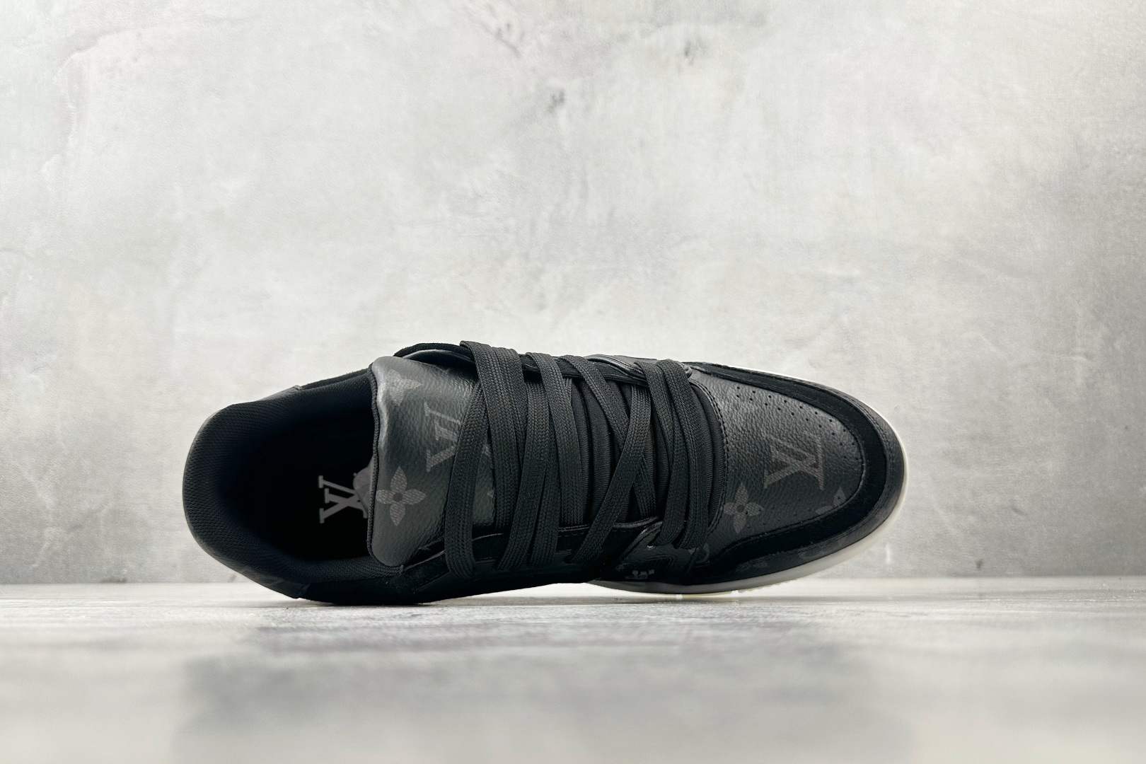 330 LOUIS VUITTON Trainer 黑色 1A8PU8