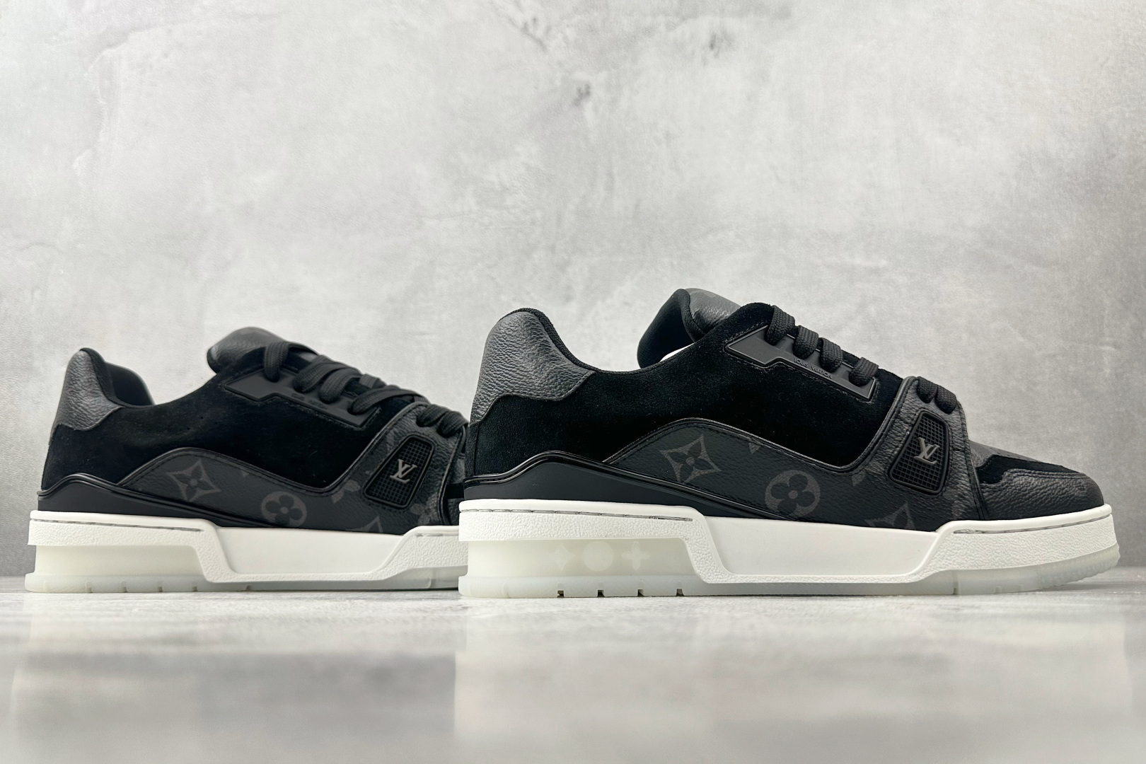 330 LOUIS VUITTON Trainer 黑色 1A8PU8