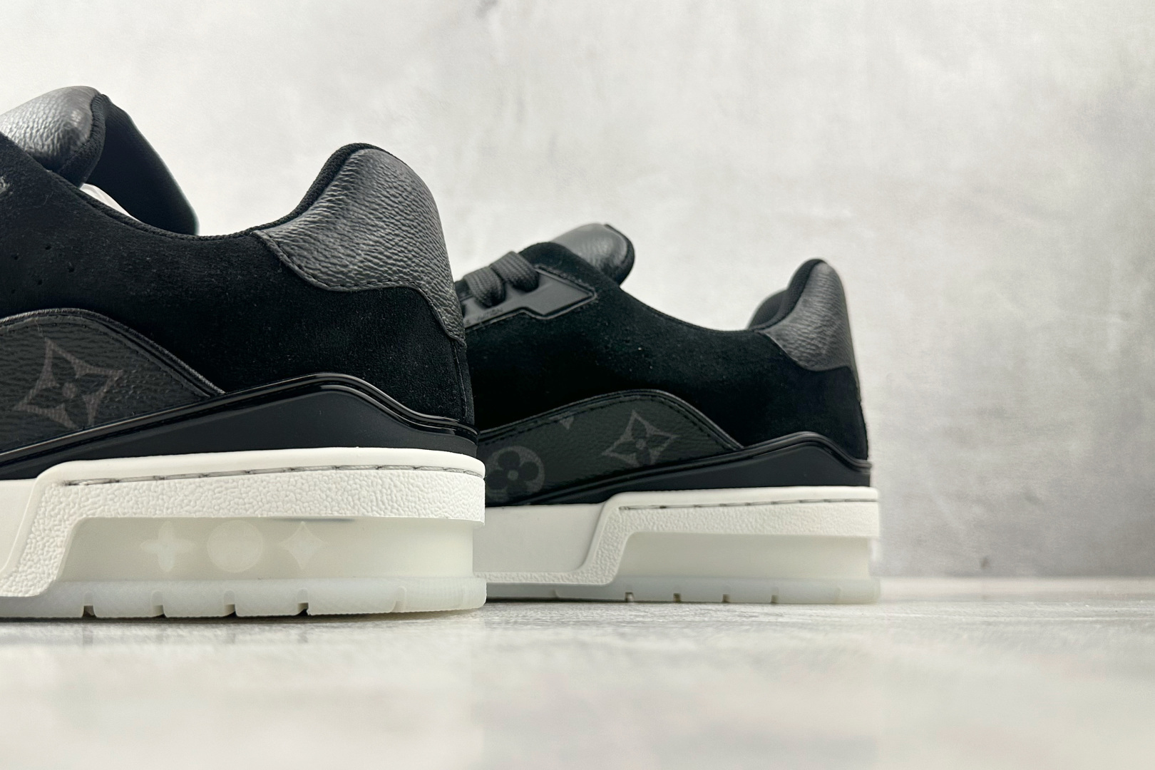 330 LOUIS VUITTON Trainer 黑色 1A8PU8