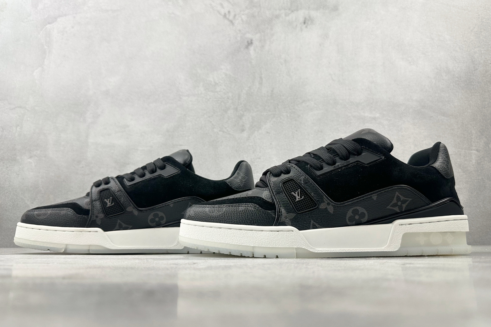 330 LOUIS VUITTON Trainer 黑色 1A8PU8