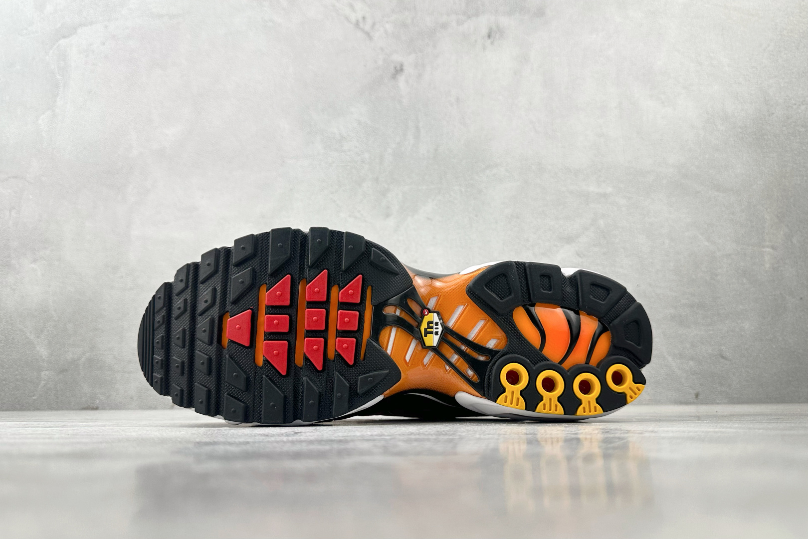 Max Nike Air Max Plus 黑橙黄货号：HF0552-001尺码：36 36.5 37.