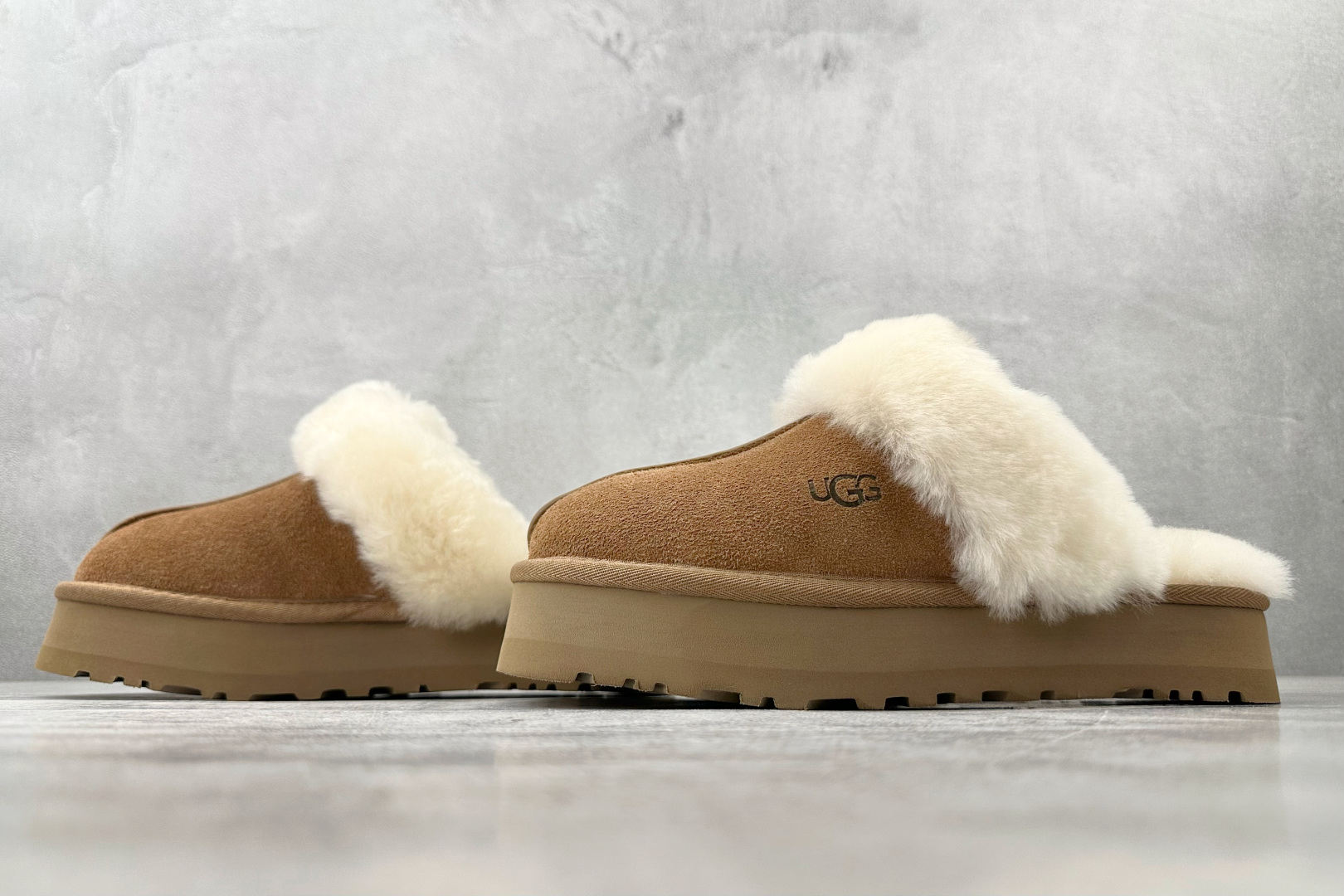 Top 本地 核心减2..  💰340
UGG 栗子棕

货号：1122550-CHE
尺码：35 36 36.5 37.5 38 38.5 39 40
编码：32