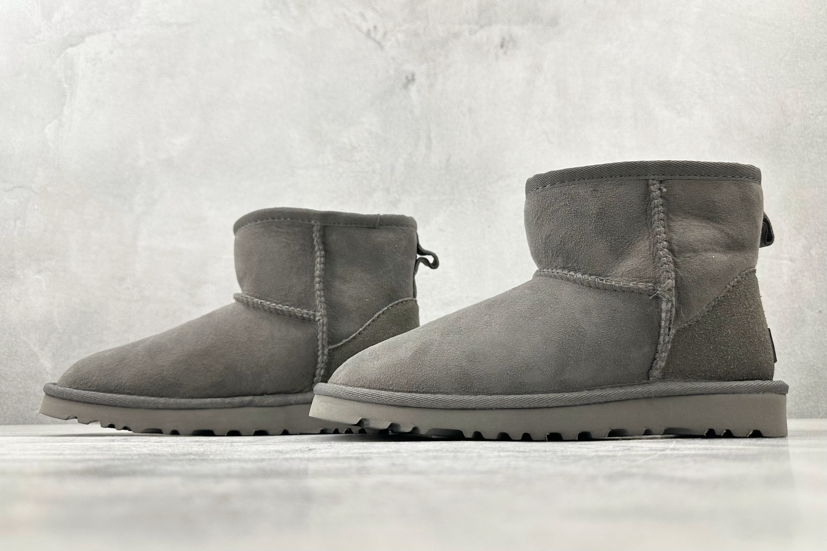 UGG CLASSIC MINI 灰色 1016222-GREY-High Quatity Cheap Brand wholesale wholesaler seller Clothes Bags handbags Sneakers Top Fashion Clothing Shoes from China Factory Chinese suppliers best Quality Beautiful Price UGG CLASSIC MINI 灰色 1016222-GREY