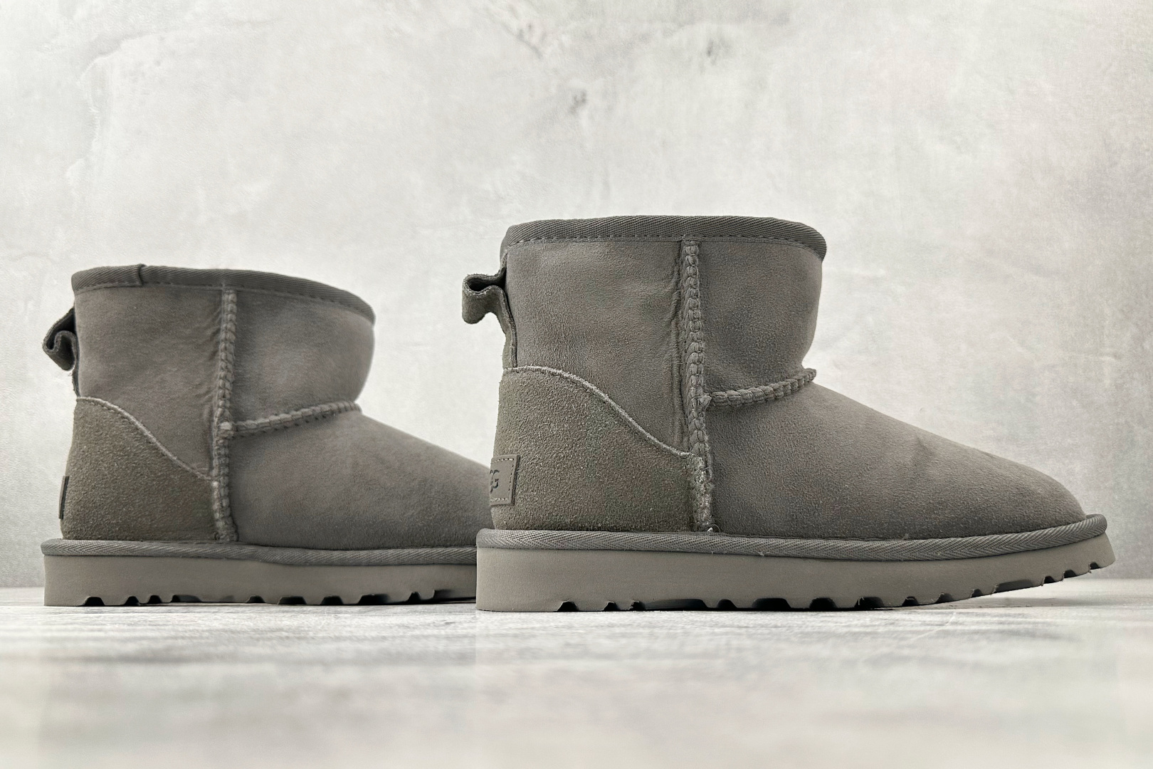 UGG CLASSIC MINI 灰色 1016222-GREY-High Quatity Cheap Brand wholesale wholesaler seller Clothes Bags handbags Sneakers Top Fashion Clothing Shoes from China Factory Chinese suppliers best Quality Beautiful Price UGG CLASSIC MINI 灰色 1016222-GREY