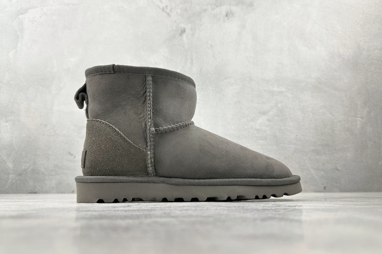 UGG CLASSIC MINI 灰色 1016222-GREY-High Quatity Cheap Brand wholesale wholesaler seller Clothes Bags handbags Sneakers Top Fashion Clothing Shoes from China Factory Chinese suppliers best Quality Beautiful Price UGG CLASSIC MINI 灰色 1016222-GREY