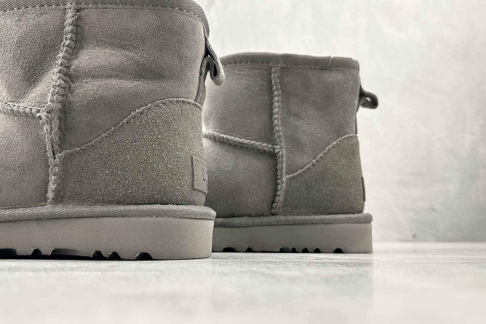 UGG CLASSIC MINI 灰色 1016222-GREY-High Quatity Cheap Brand wholesale wholesaler seller Clothes Bags handbags Sneakers Top Fashion Clothing Shoes from China Factory Chinese suppliers best Quality Beautiful Price UGG CLASSIC MINI 灰色 1016222-GREY