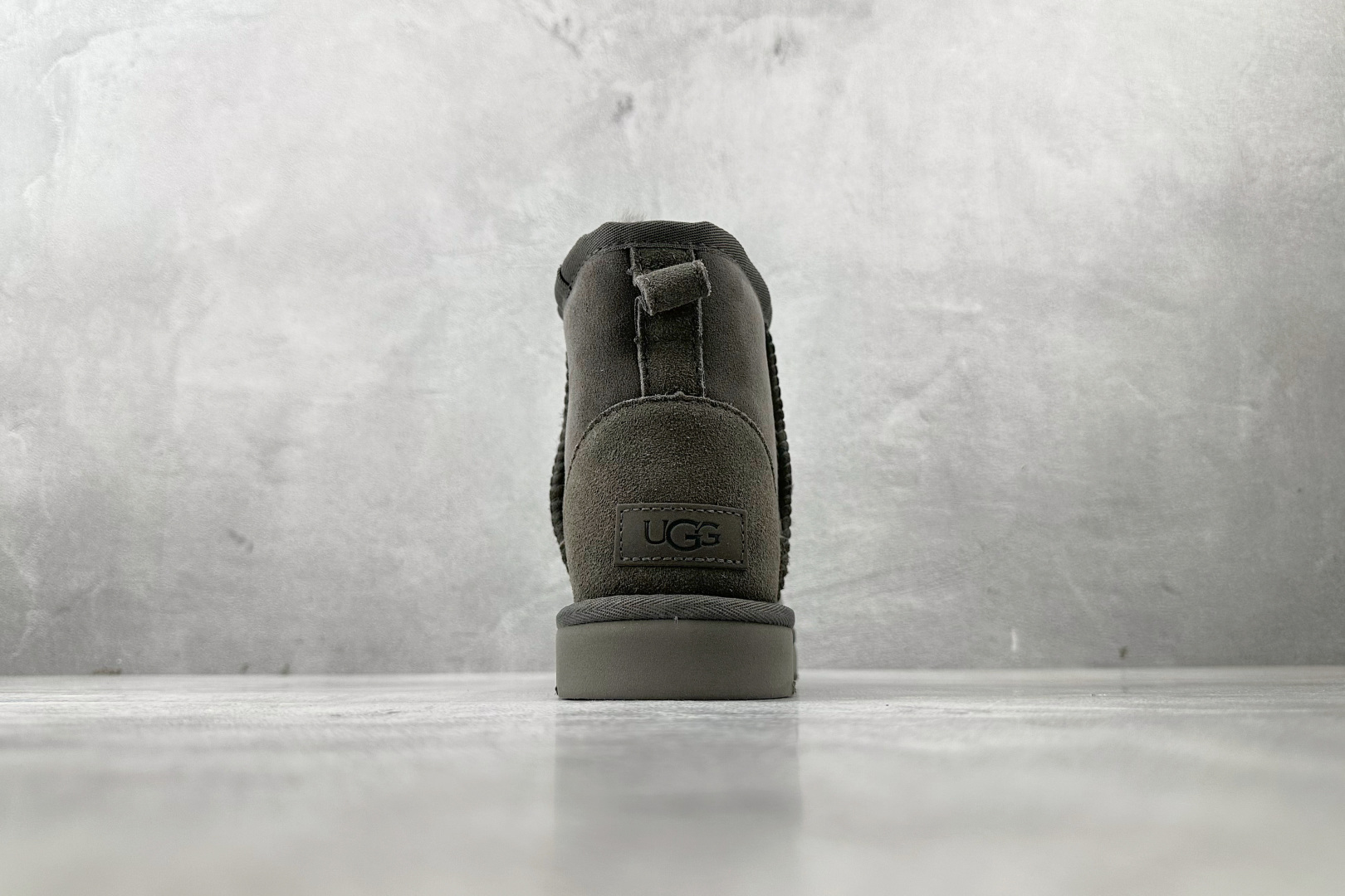 UGG CLASSIC MINI 灰色 1016222-GREY-High Quatity Cheap Brand wholesale wholesaler seller Clothes Bags handbags Sneakers Top Fashion Clothing Shoes from China Factory Chinese suppliers best Quality Beautiful Price UGG CLASSIC MINI 灰色 1016222-GREY