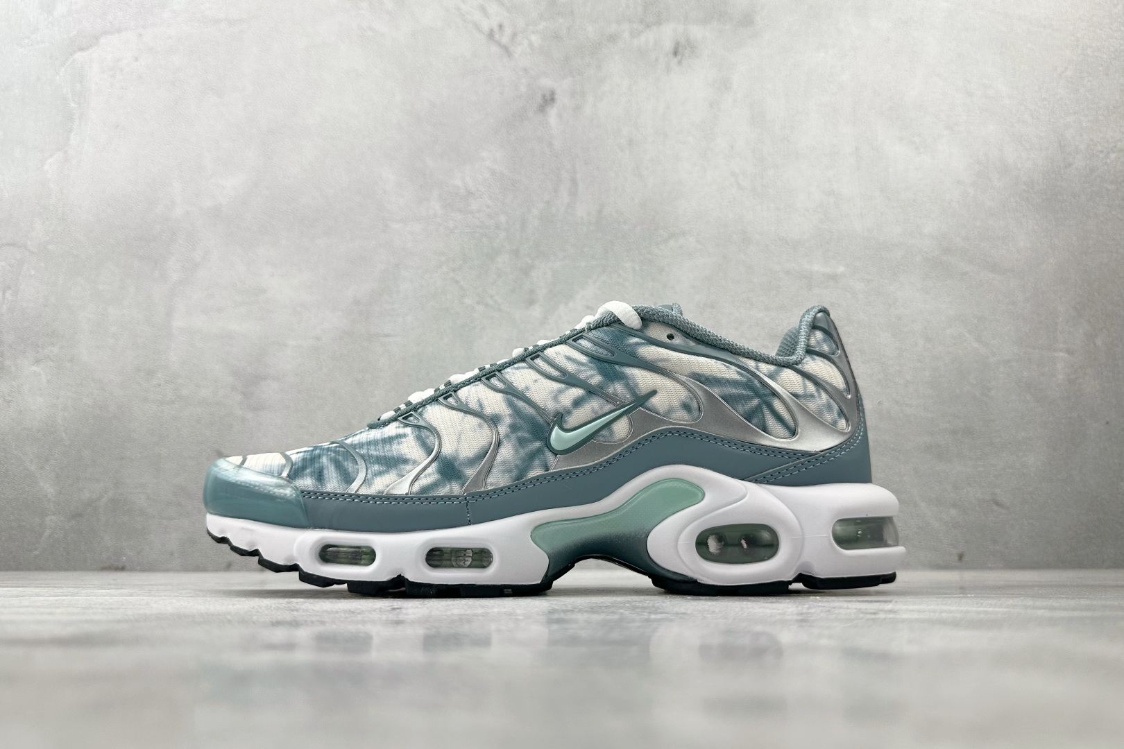 Max 本地Nike Air Max Plus 蓝白色货号：FV0394-300尺码：36 36.5 3