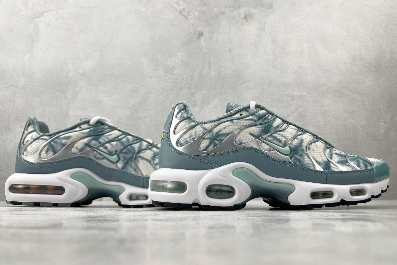 Max 本地Nike Air Max Plus 蓝白色货号：FV0394-300尺码：36 36.5 3