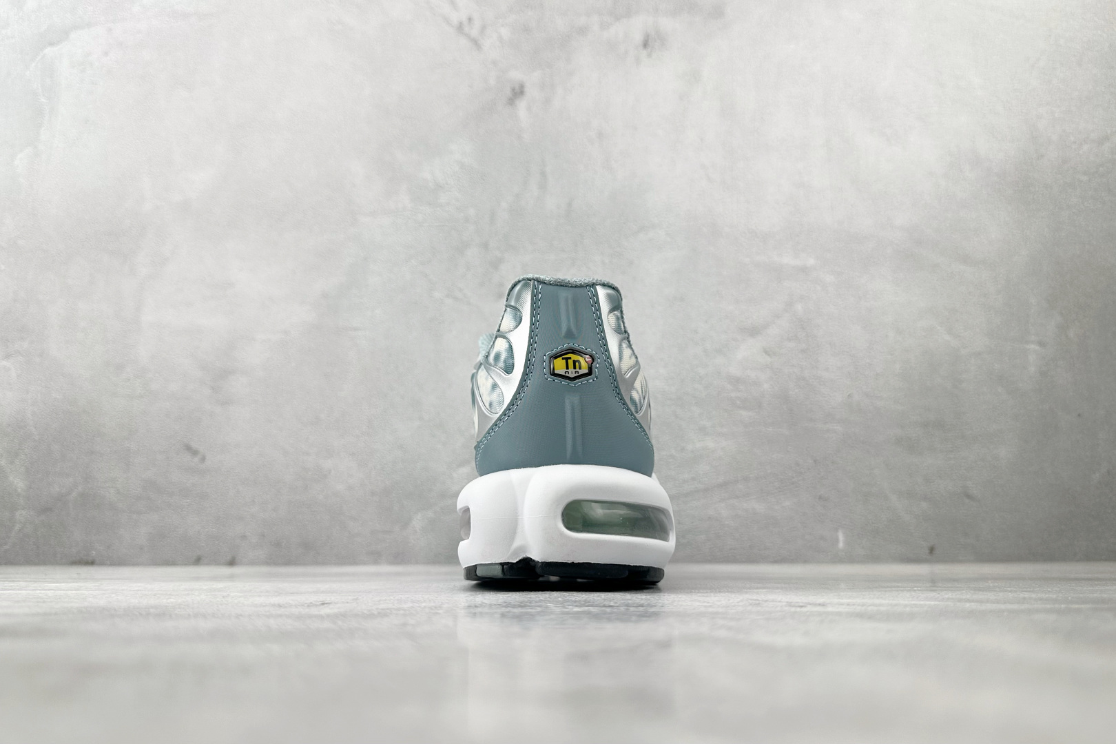 Max 本地Nike Air Max Plus 蓝白色货号：FV0394-300尺码：36 36.5 3