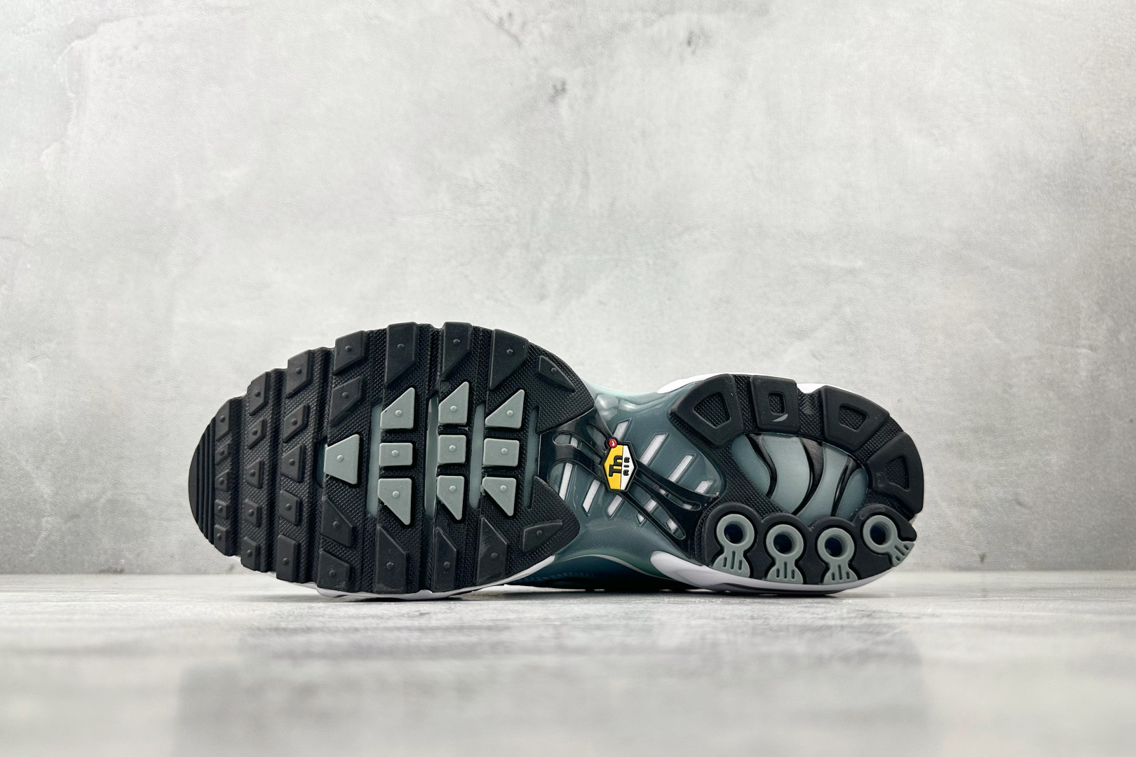 Max 本地Nike Air Max Plus 蓝白色货号：FV0394-300尺码：36 36.5 3