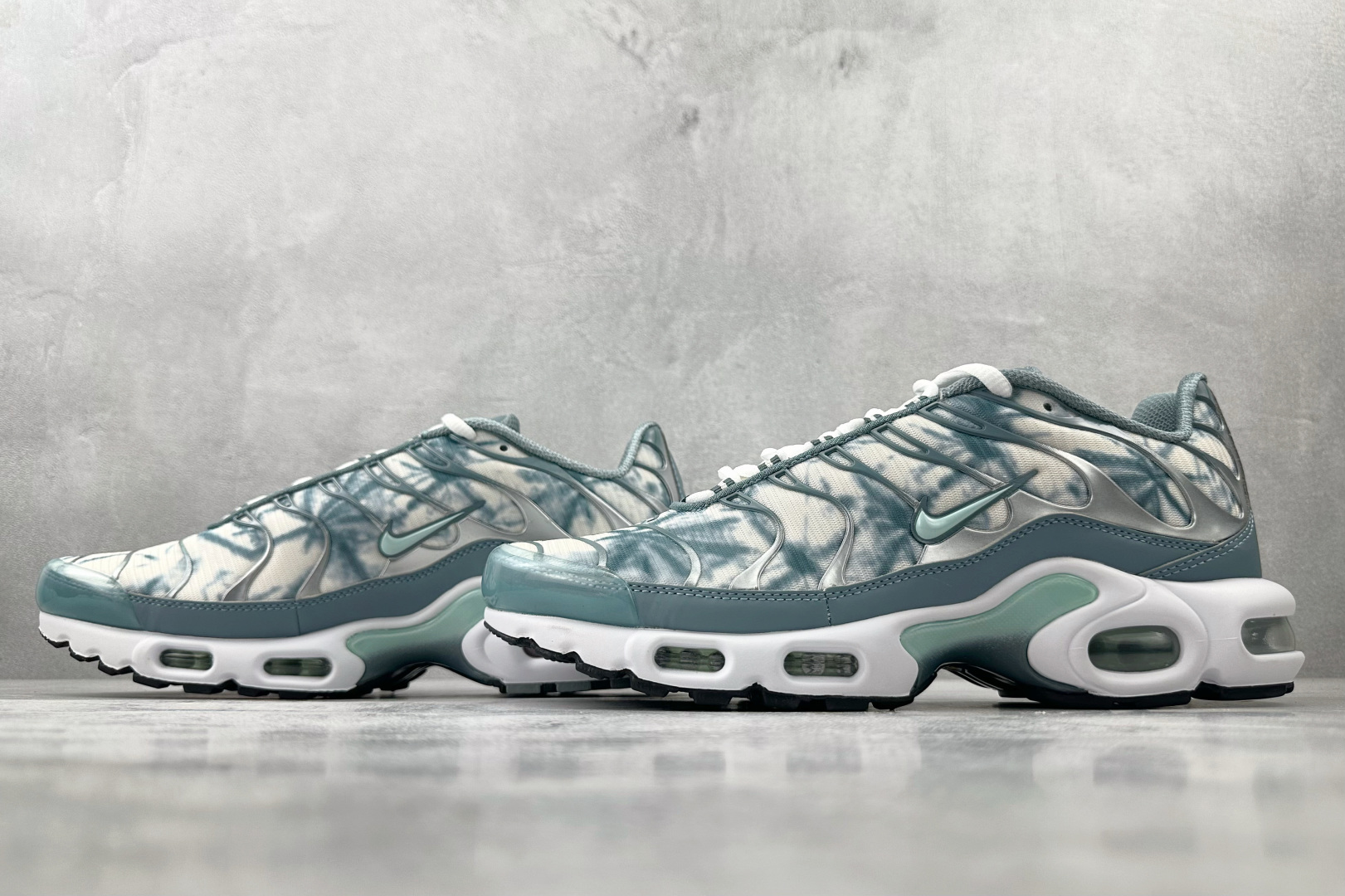 Max 本地Nike Air Max Plus 蓝白色货号：FV0394-300尺码：36 36.5 3