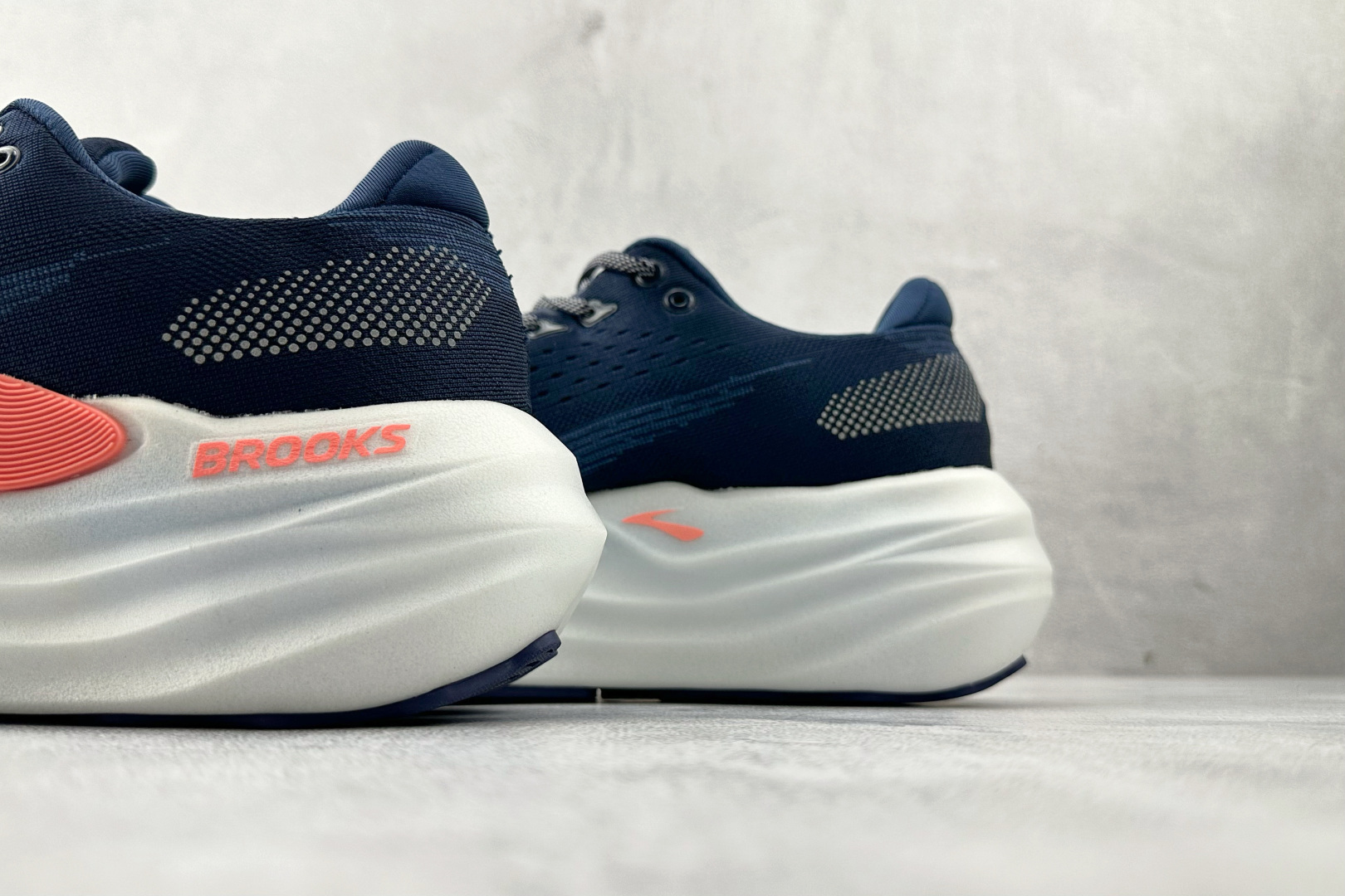 210 Brooks布鲁克斯 Glycerin 蓝色 120436-1B-439 尺码：36 36.5 37 38.5 39 40 40.5 41 42 42.5 43 44 44.5 45 46 编码：31