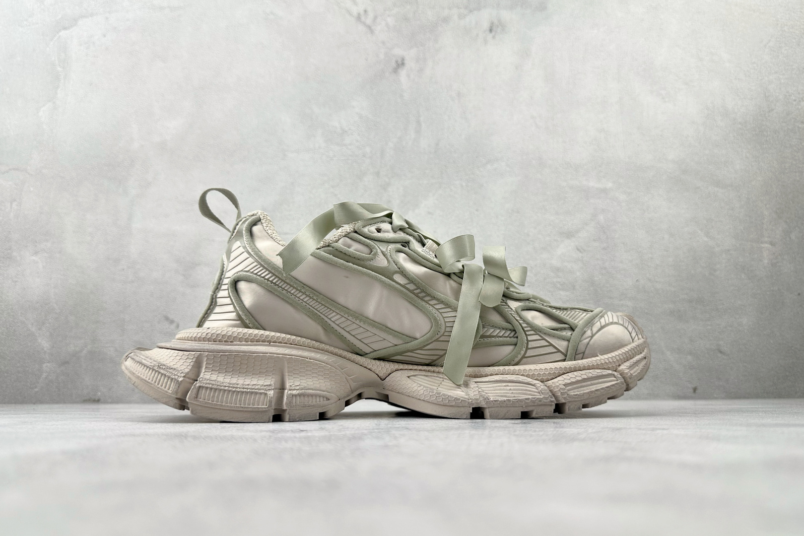 430 代购版 Balenciaga巴黎世家 3XL 缎面蝴蝶结 灰色 734731W3XSB